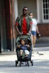 Amsterdam 7 mei 2016 
Sunnery James met zijn dochter Myllena Mae aan het wandelen.