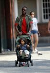 Amsterdam 7 mei 2016 
Sunnery James met zijn dochter Myllena Mae aan het wandelen.