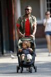 Amsterdam 7 mei 2016 
Sunnery James met zijn dochter Myllena Mae aan het wandelen.