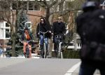 Amsterdam 18 april 2016 
Susan Visser met een kennis uit USA op de fiets en aan het shoppen in Amsterdam zuid.