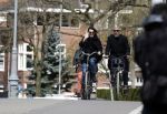 Amsterdam 18 april 2016 
Susan Visser met een kennis uit USA op de fiets en aan het shoppen in Amsterdam zuid.