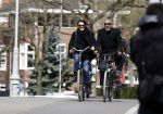 Amsterdam 18 april 2016 
Susan Visser met een kennis uit USA op de fiets en aan het shoppen in Amsterdam zuid.