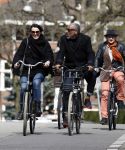 Amsterdam 18 april 2016 
Susan Visser met een kennis uit USA op de fiets en aan het shoppen in Amsterdam zuid.