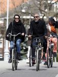 Amsterdam 18 april 2016 
Susan Visser met een kennis uit USA op de fiets en aan het shoppen in Amsterdam zuid.