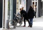 Amsterdam 18 april 2016 
Susan Visser met een kennis uit USA op de fiets en aan het shoppen in Amsterdam zuid.