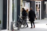 Amsterdam 18 april 2016 
Susan Visser met een kennis uit USA op de fiets en aan het shoppen in Amsterdam zuid.