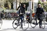 Amsterdam 18 april 2016 
Susan Visser met een kennis uit USA op de fiets en aan het shoppen in Amsterdam zuid.