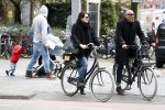 Amsterdam 18 april 2016 
Susan Visser met een kennis uit USA op de fiets en aan het shoppen in Amsterdam zuid.