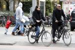 Amsterdam 18 april 2016 
Susan Visser met een kennis uit USA op de fiets en aan het shoppen in Amsterdam zuid.