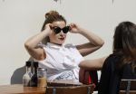 Amsterdam 12 mei 2016
Een zwangere Victoria Koblenko op terras met een vriendin.