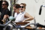 Amsterdam 12 mei 2016
Een zwangere Victoria Koblenko op terras met een vriendin.