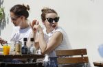 Amsterdam 12 mei 2016
Een zwangere Victoria Koblenko op terras met een vriendin.