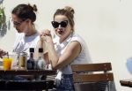 Amsterdam 12 mei 2016
Een zwangere Victoria Koblenko op terras met een vriendin.