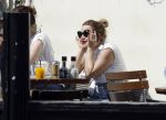 Amsterdam 12 mei 2016
Een zwangere Victoria Koblenko op terras met een vriendin.