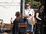 Amsterdam 12 mei 2016
Een zwangere Victoria Koblenko op terras met een vriendin.