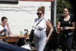 Amsterdam 12 mei 2016
Een zwangere Victoria Koblenko op terras met een vriendin.