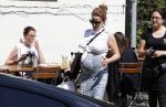 Amsterdam 12 mei 2016
Een zwangere Victoria Koblenko op terras met een vriendin.