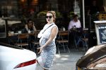 Amsterdam 12 mei 2016
Een zwangere Victoria Koblenko op terras met een vriendin.