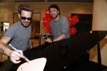 Amsterdam 17 mei 2016
Selwyn Senatori beschildert een piano waarop Xander de Buisonje speelt .
De opbrengst is voor dance4life.
Event was in het Hilton hotel.
