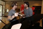Amsterdam 17 mei 2016
Selwyn Senatori beschildert een piano waarop Xander de Buisonje speelt .
De opbrengst is voor dance4life.
Event was in het Hilton hotel.