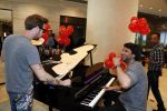 Amsterdam 17 mei 2016
Selwyn Senatori beschildert een piano waarop Xander de Buisonje speelt .
De opbrengst is voor dance4life.
Event was in het Hilton hotel.