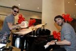 Amsterdam 17 mei 2016
Selwyn Senatori beschildert een piano waarop Xander de Buisonje speelt .
De opbrengst is voor dance4life.
Event was in het Hilton hotel.
