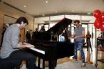 Amsterdam 17 mei 2016
Selwyn Senatori beschildert een piano waarop Xander de Buisonje speelt .
De opbrengst is voor dance4life.
Event was in het Hilton hotel.