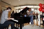 Amsterdam 17 mei 2016
Selwyn Senatori beschildert een piano waarop Xander de Buisonje speelt .
De opbrengst is voor dance4life.
Event was in het Hilton hotel.