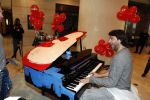 Amsterdam 17 mei 2016
Selwyn Senatori beschildert een piano waarop Xander de Buisonje speelt .
De opbrengst is voor dance4life.
Event was in het Hilton hotel.