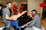 Amsterdam 17 mei 2016
Selwyn Senatori beschildert een piano waarop Xander de Buisonje speelt .
De opbrengst is voor dance4life.
Event was in het Hilton hotel.
