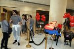 Amsterdam 17 mei 2016
Selwyn Senatori beschildert een piano waarop Xander de Buisonje speelt .
De opbrengst is voor dance4life.
Event was in het Hilton hotel.
