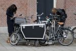 Amsterdam 29 april 2017  
Airen Mylene op de fiets in  Amsterdam zuid. met een kennis