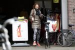 Amsterdam 4 april 2017 
Anouk v Nes na haar operatie op de fiets in Amsterdam zuid
