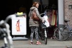 Amsterdam 4 april 2017 
Anouk v Nes na haar operatie op de fiets in Amsterdam zuid