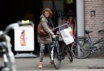 Amsterdam 4 april 2017 
Anouk v Nes na haar operatie op de fiets in Amsterdam zuid