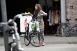 Amsterdam 4 april 2017 
Anouk v Nes na haar operatie op de fiets in Amsterdam zuid