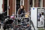 Amsterdam 4 april 2017 
Anouk v Nes na haar operatie op de fiets in Amsterdam zuid