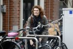 Amsterdam 4 april 2017 
Anouk v Nes na haar operatie op de fiets in Amsterdam zuid