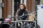 Amsterdam 4 april 2017 
Anouk v Nes na haar operatie op de fiets in Amsterdam zuid