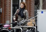 Amsterdam 4 april 2017 
Anouk v Nes na haar operatie op de fiets in Amsterdam zuid