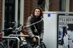 Amsterdam 4 april 2017 
Anouk v Nes na haar operatie op de fiets in Amsterdam zuid