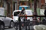 Amsterdam 4 april 2017 
Anouk v Nes na haar operatie op de fiets in Amsterdam zuid