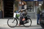 Amsterdam 4 april 2017 
Anouk v Nes na haar operatie op de fiets in Amsterdam zuid
