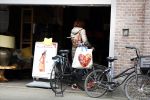 Amsterdam 4 april 2017 
Anouk v Nes na haar operatie op de fiets in Amsterdam zuid