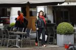 Amsterdam 13 mei 2017
Anouk v Nes op krukken na haar operatie