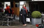 Amsterdam 13 mei 2017
Anouk v Nes op krukken na haar operatie