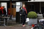 Amsterdam 13 mei 2017
Anouk v Nes op krukken na haar operatie