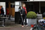 Amsterdam 13 mei 2017
Anouk v Nes op krukken na haar operatie