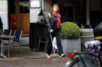 Amsterdam 13 mei 2017
Anouk v Nes op krukken na haar operatie