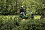 Maarssen 27 april 2017
Berend Boudewijn maait het gras in zijn tuin